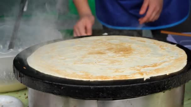 Women prepare pancakes — Stock Video