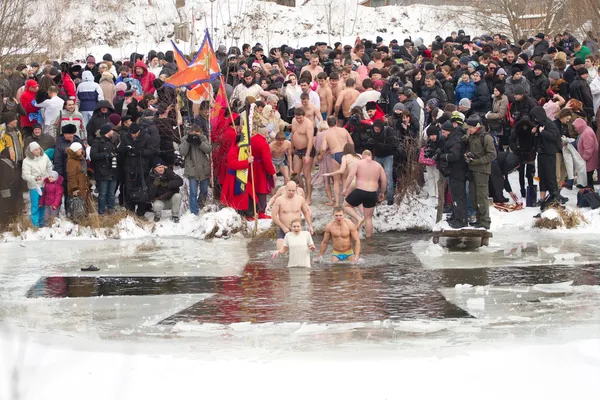 La gente bucea en agujeros de hielo en agua fría en vacaciones el Christeni — Foto de Stock