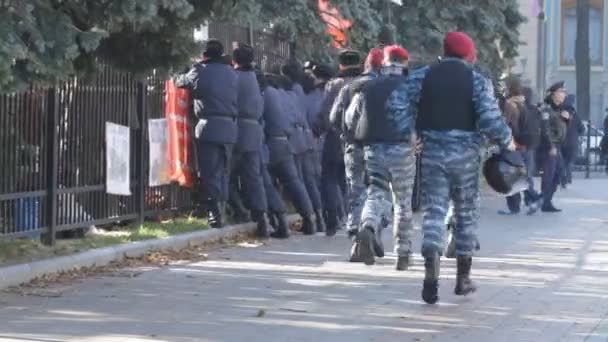 Demonstranten breken een bescherming in de buurt van Parlement in Kiev. — Stockvideo