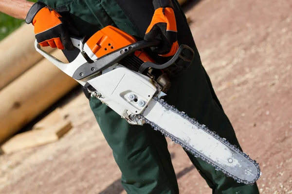 Man met chainsaw — Stockfoto