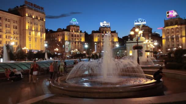 Belle fontaine la nuit à Kiev — Video