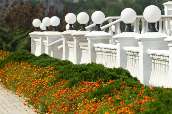 Stad steegje met bloemen en lantaarns — Stockfoto