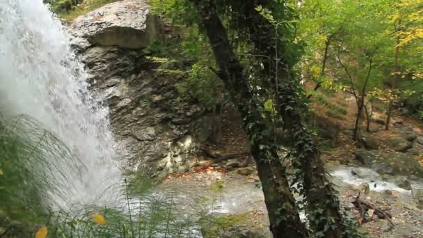 Hermosa cascada en Crimea — Vídeos de Stock