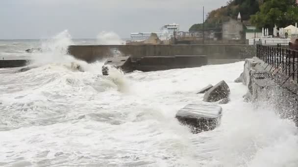 Ondas de tempestade no mar Negro em Alushta — Vídeo de Stock