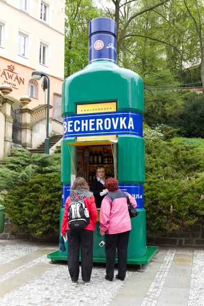 Mulher vendendo bebida famosa Becherovka — Fotografia de Stock