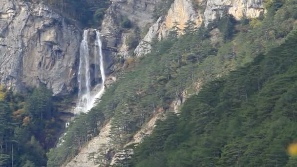 Schöner Wasserfall uchan-su — Stockvideo