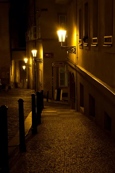 Вузький алея з ліхтарями в Празі вночі — стокове фото