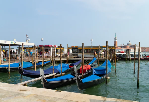 Venecia con góndolas en el Gran Canal contra San Giorgio Maggiore —  Fotos de Stock