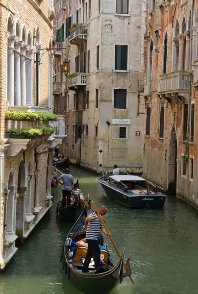 Turistas viajam em gôndolas no canal em Veneza — Fotografia de Stock