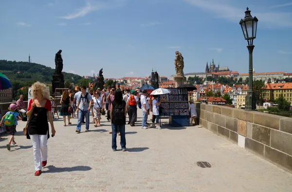 Människor besöka Karlsbron i Prag. — Stockfoto