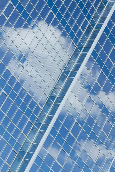 Rascacielos con reflejo de nubes —  Fotos de Stock