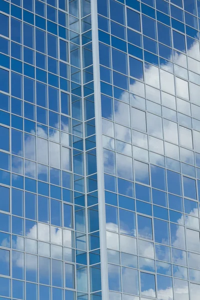Szklany budynek z chmury refleksje — Zdjęcie stockowe