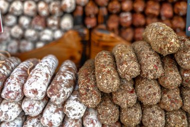 Kurutulmuş sosis yığınları - sosis, tipik olarak domuz etinden yapılmış, ya da domuz eti ve diğer etlerden oluşan bir karışım. Bazı varyasyonlar baharatlar ve otlar, mantarlar, kurutulmuş meyveler, fındık veya peynir içerir..