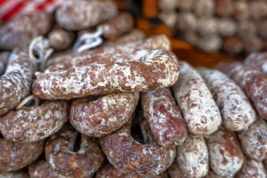 Kurutulmuş sosis yığınları - sosis, tipik olarak domuz etinden yapılmış, ya da domuz eti ve diğer etlerden oluşan bir karışım. Bazı varyasyonlar baharatlar ve otlar, mantarlar, kurutulmuş meyveler, fındık veya peynir içerir..