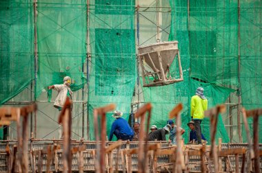 Bangkok, Tayland 5 Eylül 2015: İnşaat işçilerinden oluşan bir ekibe vinç teslimatı ile beton kova kaldırıldı..