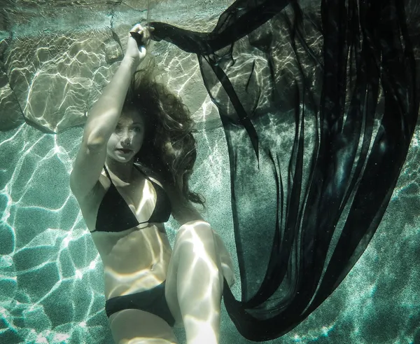 Krásná žena pod vodou — Stock fotografie