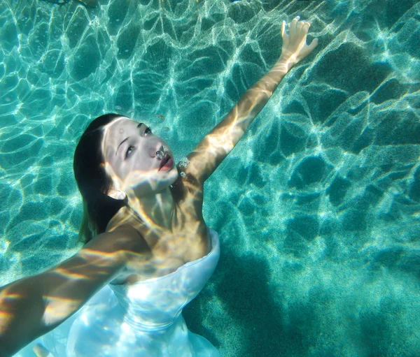Nevěsta pod vodou — Stock fotografie