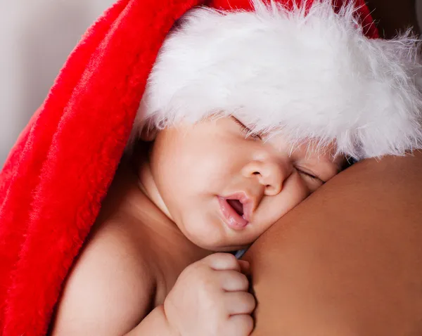 Bebê adorável em chapéu de Natal — Fotografia de Stock