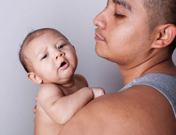 新生儿和父亲的儿子 — 图库照片