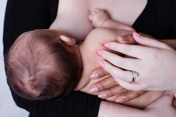 Bebé lactante — Foto de Stock