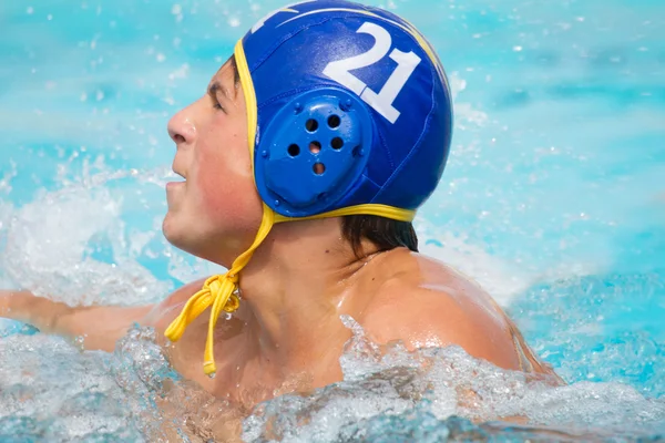 Adolescent dans piscine avec tête engrenage sur — Photo