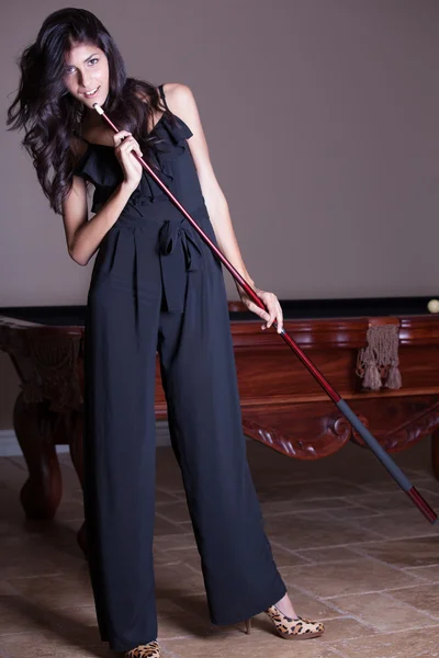 Mulher bonita e cue stick — Fotografia de Stock