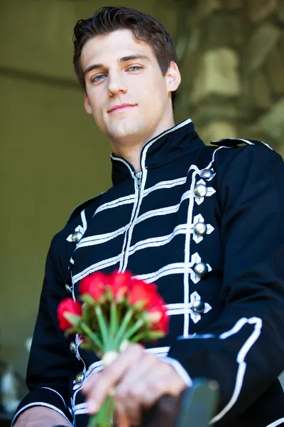 Hombre guapo con rosas — Foto de Stock