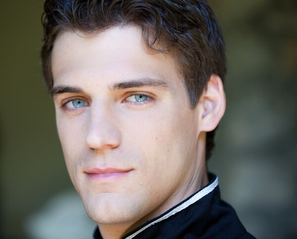 Великолепный мужчина с мечтательными глазами
