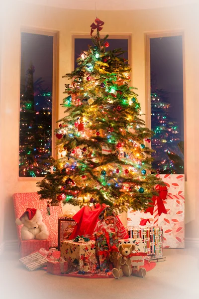 Karácsonyfa a puha fehér kialakítása — Stock Fotó