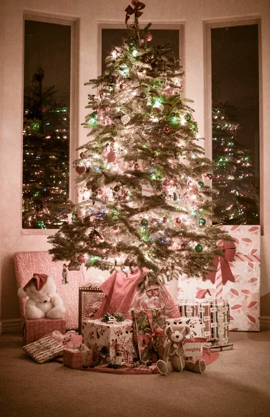 Árbol de Navidad totalmente decorado — Foto de Stock