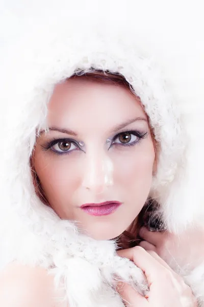화이트에 겨울 아름 다운 여자 — 스톡 사진