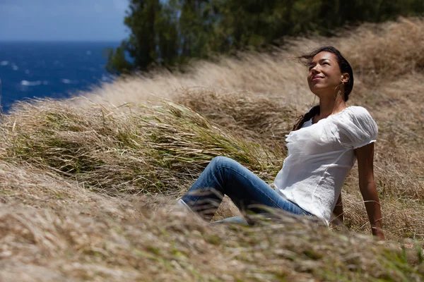 Mujer bonita mirando hacia arriba con una sonrisa — Foto de Stock