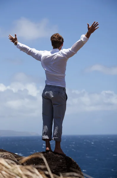 Man på en bluff ovanför havet — Stockfoto