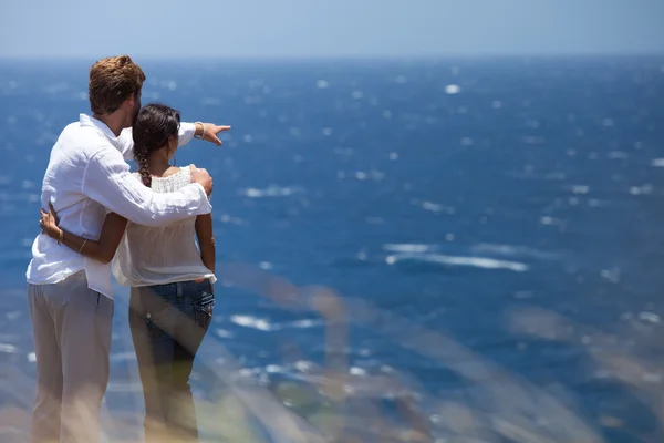 Pareja joven de raza mixta en Hawaii — Foto de Stock