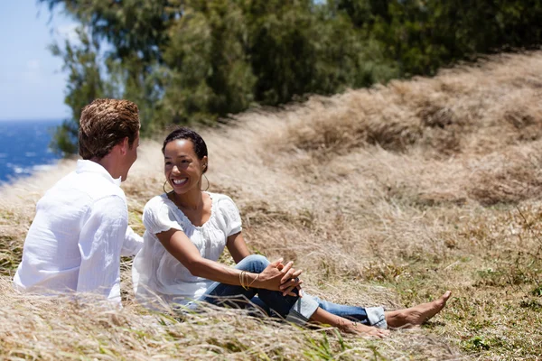 Pareja feliz hablando en el Paraíso —  Fotos de Stock