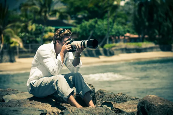 Uomo con fotocamera e lente zoom — Foto Stock