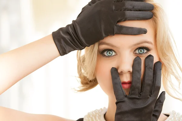 Blck eldivenler ve mavi gözlü güzel kadın — Stok fotoğraf