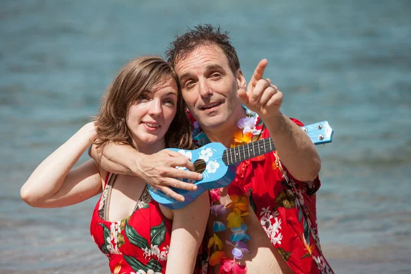 Pareja enamorada en la playa — Foto de Stock