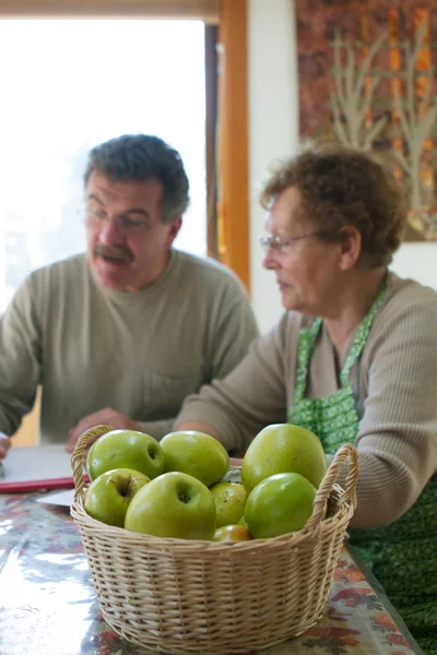 Madre e hijo con manzanas en primer plano — Foto de Stock