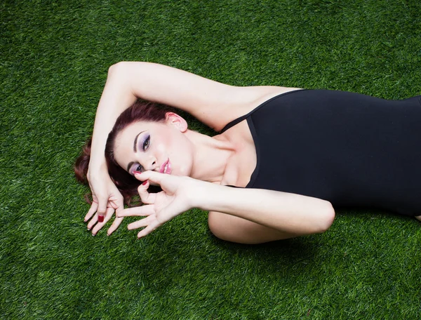 Beautiful Woman in Grass — Stock Photo, Image