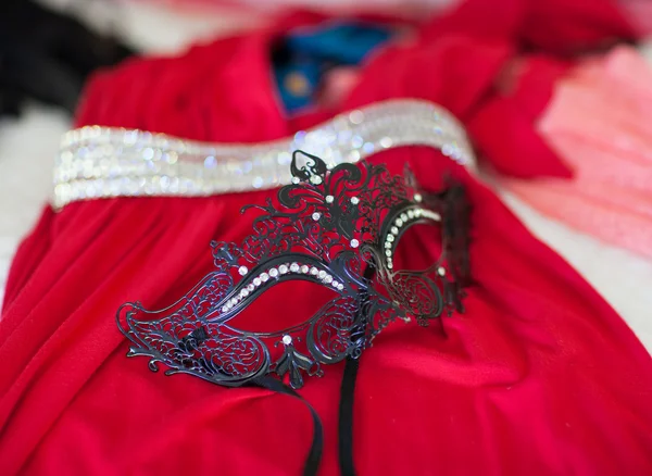 Vestido vermelho e máscara veneziana — Fotografia de Stock