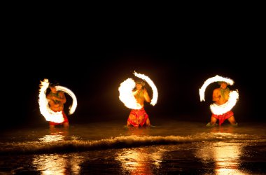 Hawaiian yangın dansçılar Okyanusu