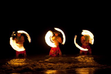 Hawaiian yangın dansçılar Okyanusu