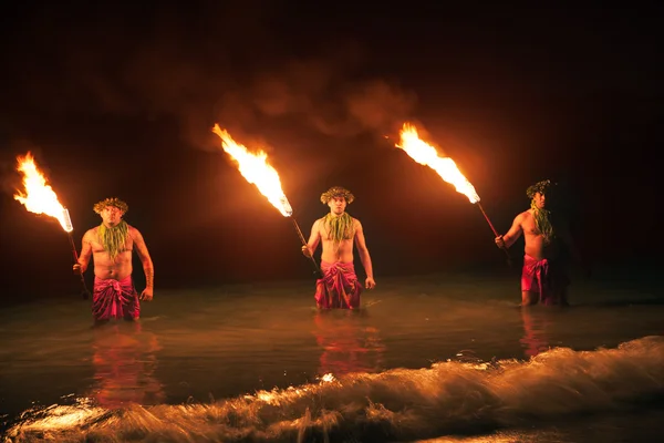 Dançarinos de fogo nas ilhas havaianas à noite — Fotografia de Stock