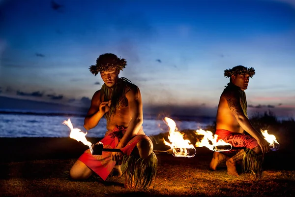 Iki hawaiian adam ateşle dans etmeye hazır — Stok fotoğraf