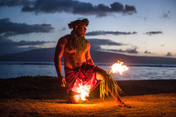 Hawaii erkek yangın dansçı — Stok fotoğraf