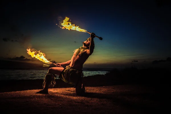 Танцівниця вогню вночі — стокове фото