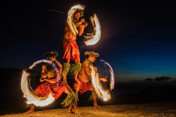 Χαβάης φωτιά χορευτές στον ωκεανό Royalty Free Φωτογραφίες Αρχείου