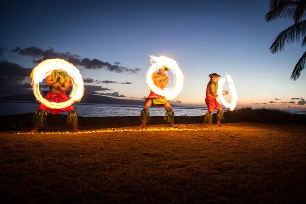 Danseurs de feu hawaïens à l'océan Photo De Stock