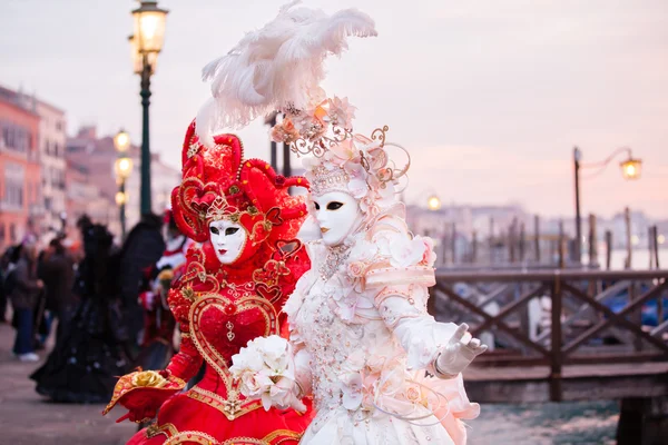 아름 다운 의상을 입은 베네치아 여자 — 스톡 사진